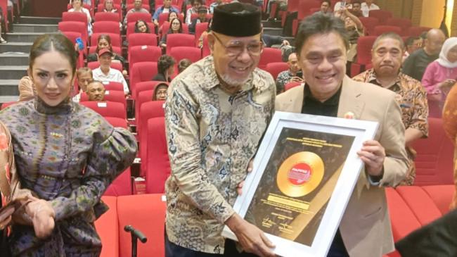 Musisi Enteng Tanamal Ulang Tahun ke-81, Tuliskan Riwayat Hidupnya dalam Buku