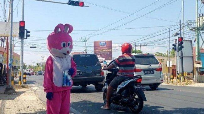 Pengemis Badut Raup Rp600 Ribu Sehari, Anak-Anak dan Lansia Padati Lampu Merah