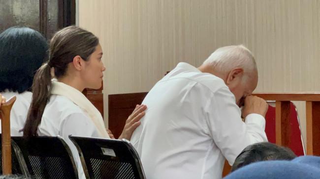 Franka Menangis di Sidang Nadiem: Pelukan, Air Mata, dan Doa Tak Putus