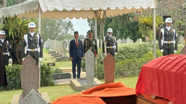 Istri Wapres ke-4 Dimakamkan Militer, Gibran Jadi Irup, Negara Tunduk Hormat
