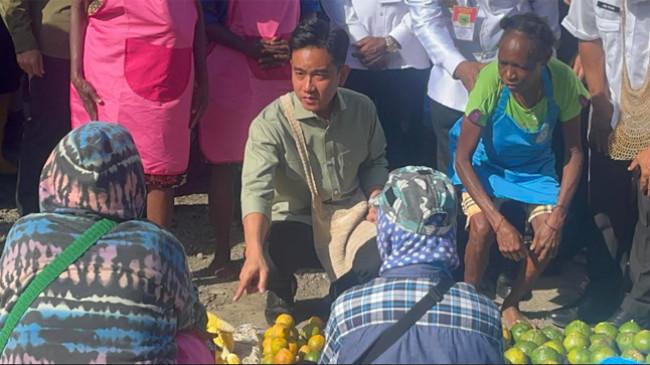 Potret Gibran Borong Jagung dan Jeruk di Pasar Wosi Manokwari Papua Barat