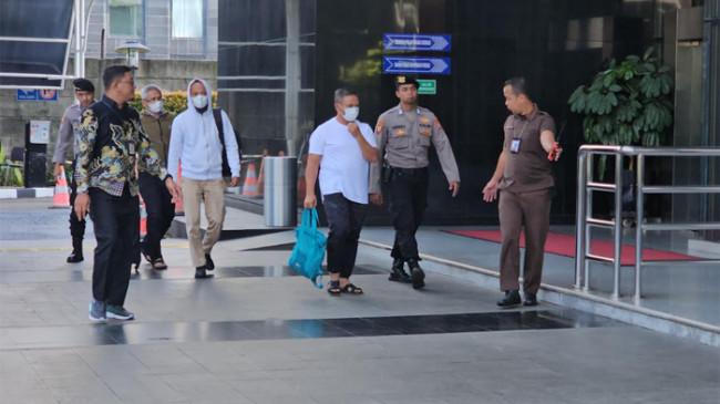 Penampilan Gubernur Riau Abdul Wahid saat Tiba di Gedung KPK, Pakai Sandal & Kaus Putih