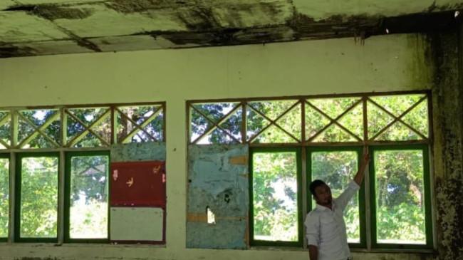 Guru Tetap Mengajar di Sekolah yang Bocor Meski Gaji Rp300 Ribu per Bulan Sering Telat