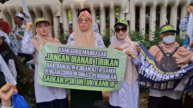 Guru Madrasah Demo di Monas, Siap Menginap Jika Prabowo Tak Jawab Tuntutan