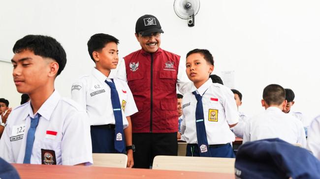 Gus Ipul Titip Perlindungan Siswa Rentan dan Hak Tenaga Kependidikan di Sekolah Rakyat