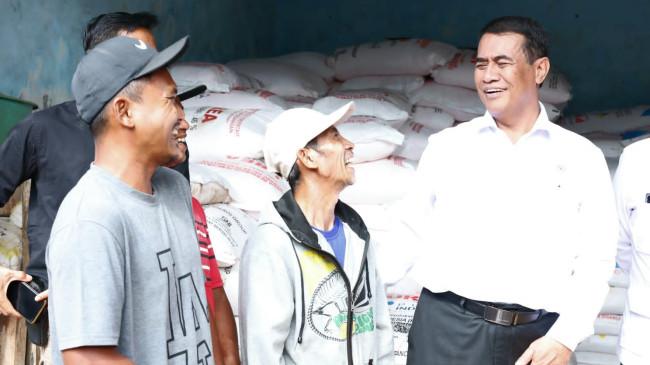 Harga Pupuk Turun 20 Persen, Mentan Amran: Presiden Sayang Petani
