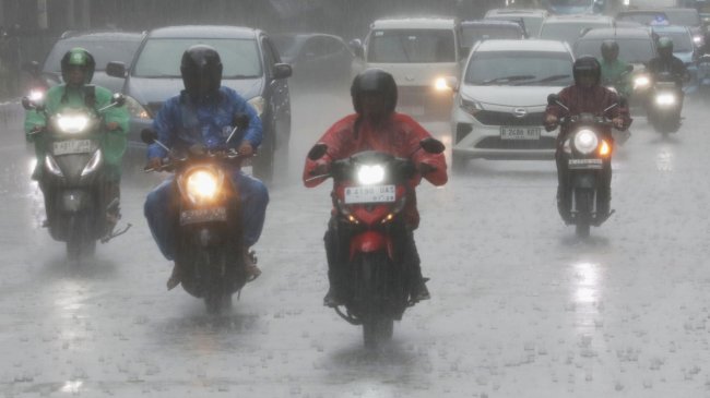 Prakiraan Cuaca Padang Hari Ini, Selasa 4 November 2025: Hujan Ringan dari Pagi hingga Malam