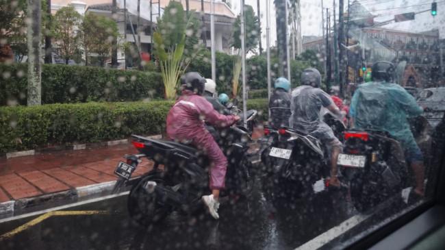 Prakiraan Cuaca Kota Semarang, Jumat 31 Oktober 2025: Genuk Hujan Petir, Ngaliyan Hujan Ringan