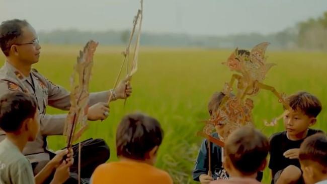 Kisah Ipda Sutrisno: Polisi dan Dalang yang Mengedukasi Lewat Wayang