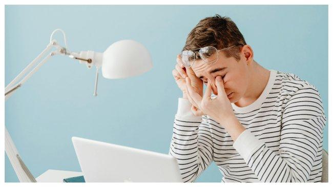Mata Mulai Buram dan Tak Fokus? Waspadai Tanda Awal Presbiopia Dini