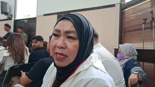 Datang dari Makassar, Irani Menangis Lihat Nikita Mirzani Divonis: “Enggak Tega