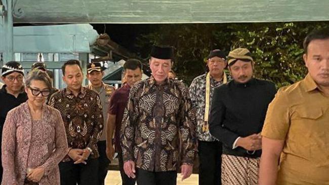 Jokowi Melayat dan Ikut Menyalatkan Jenazah Pakubuwana XIII di Keraton Solo
