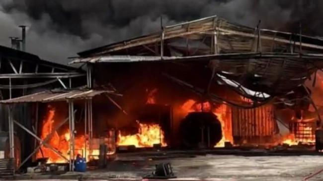 Gudang Penyimpanan Oli Bekas di Bogor Terbakar, Petugas Kesulitan Padamkan Api