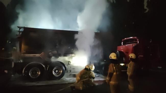 Truk Tangki BBM Terbakar di Area SPBU Jalan Kemanggisan Jakarta Barat, Kerugian Rp2,5 M