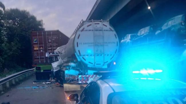 Truk Tangki Hantam Truk Trailer di Tol Jakarta-Cikampek, Satu Orang Tewas di Tempat