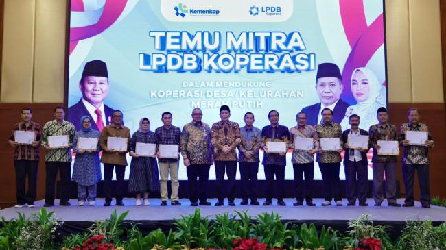 Menkop Ferry Tugaskan Koperasi Mitra Terbaik LPDB Menjadi Kakak Asuh KDKMP