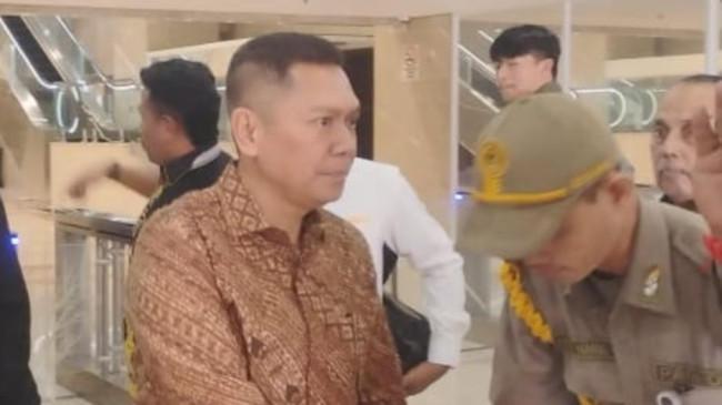 Wakil Ketua DPR Non-aktif Adies Kadir Salami Petugas Pamdal DPR Saat Tiba di Ruang MKD