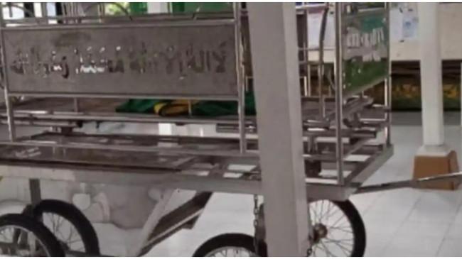 Viral Warga Seriwe, Lombok Timur Bawa Keranda Jenazah Pakai Sampan ke TPU, Kesulitan Akses Jalan