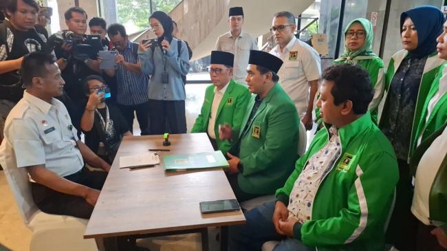 Kubu PPP Agus Suparmanto Daftarkan Hasil Muktamar X ke Kemenkum, Bawa Kontainer Berisi Berkas-berkas