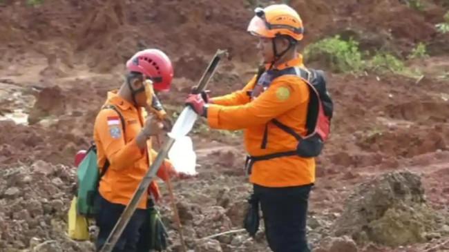 Cara Warga Cilacap Bantu Tim SAR Cari Korban Longsor, Bambu Jadi Kunci