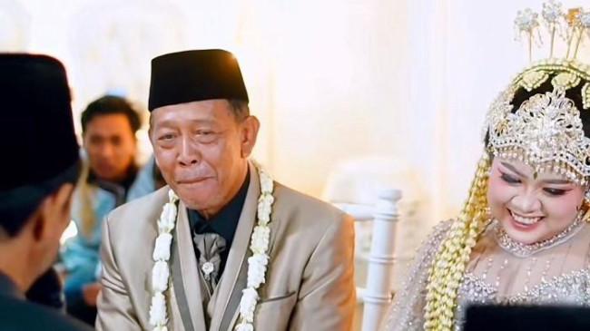 Viral Nikahi Gadis 24 Tahun, Kapolres dan Kades Sebut Kakek Tarman Sedang Honeymoon Bukan Kabur