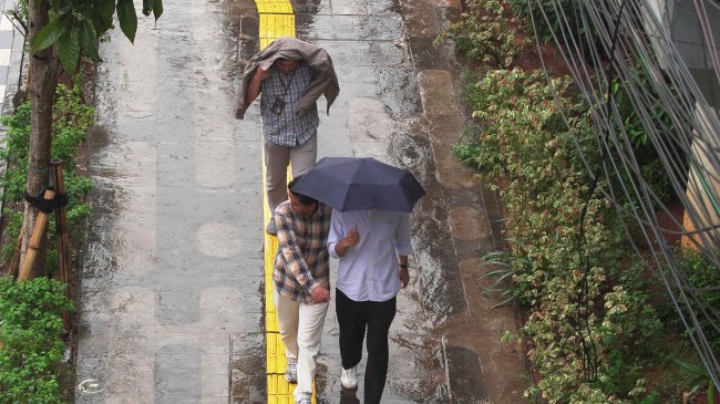 Prakiraan Cuaca DKI Jakarta Rabu, 15 Oktober 2025: Hujan Intensitas Sedang dan Petir Landa Jakarta