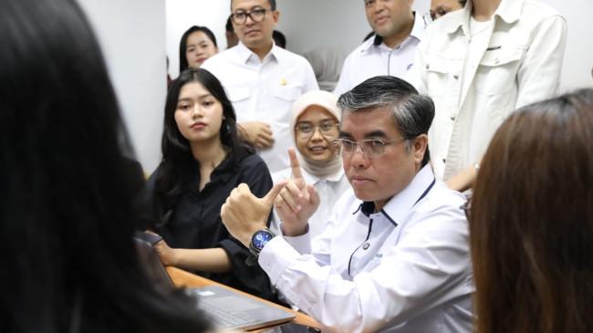 Menaker Yassierli Tinjau Program Magang Nasional di Mustika Ratu