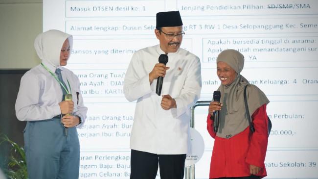 Gus Ipul Kunjungi Sekolah Rakyat di Kediri, Kagum dengan Kemampuan Siswa Orasi Bahasa Inggris
