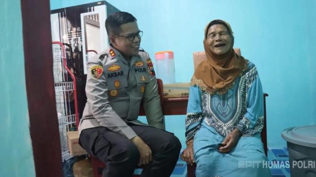 Nenek Wini Tersenyum Bahagia Usai Dapat Bantuan Bedah Rumah dari Polres Purbalingga