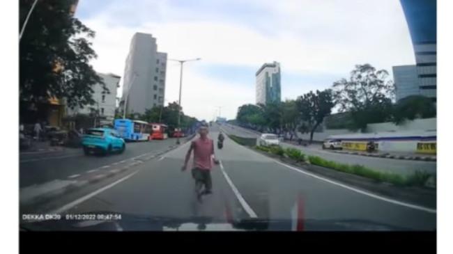 Viral Aksi Pria di Tanah Abang Menabrakkan Diri ke Mobil, Pelaku Diduga Mengalami Gangguan Jiwa