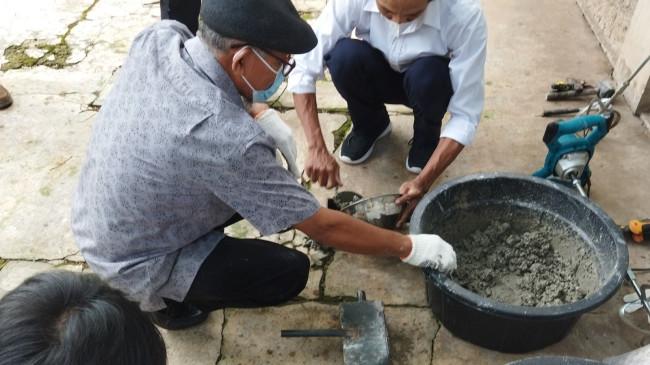 UPH Kolaborasi dengan Warga Bencongan Indah Tangerang Sulap Sampah Plastik Jadi Paving Block