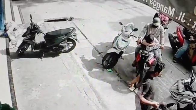 Terekam CCTV: Satu Keluarga Gasak HP di Toko Sembako Koja, Pelaku Kabur Usai Beraksi