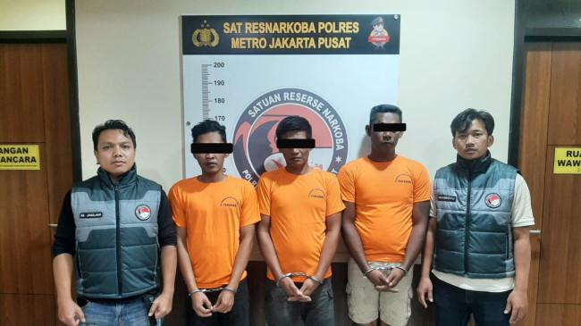 Sabu 12 Kg Disembunyikan dalam Truk Pengangkut Buah, Sindikat Pengedar Ditangkap di Tol Japek