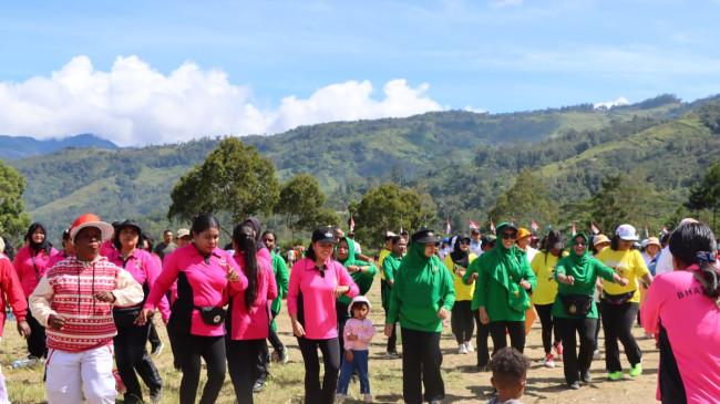 Peringati HKN ke-61, Bhayangkari Tolikara Ajak Masyarakat Hidup Sehat dan Aktif