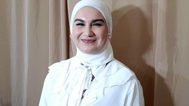 Profesional untuk Urusan Pekerjaan, Dewi Perssik Tepis Tudingan Usir Irish Bella dari Programnya