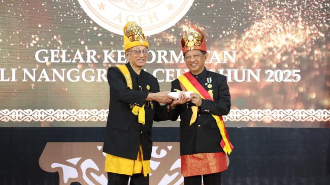 Dipuji Jaga Stabilitas Aceh, Mendagri Tito Dianugerahi Gelar Adat “Petua Panglima Hukom”