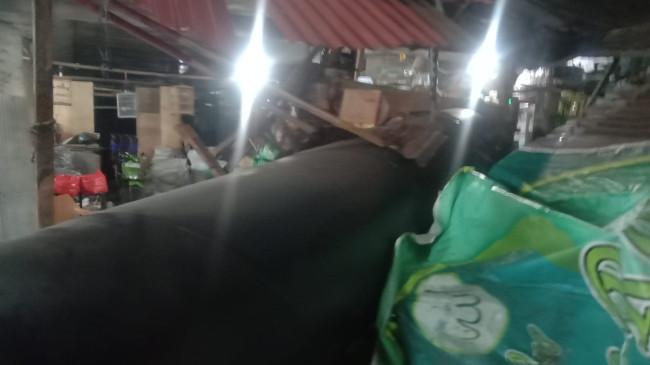 Pipa yang Terlepas dari Truk Trailer Timpa Lapak Dagangan di Pasar Cipluk Jakarta Utara
