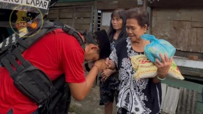 Bripka Zulham Salurkan Puluhan Paket Bantuan kepada Warga Tionghoa Lansia di Tanjungpinang