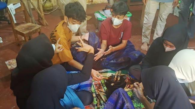 Bicara Lewat Warisan Budaya: Cerita Tangan Istimewa Anak-anak Tuna Rungu di Rumah Batik TBIG