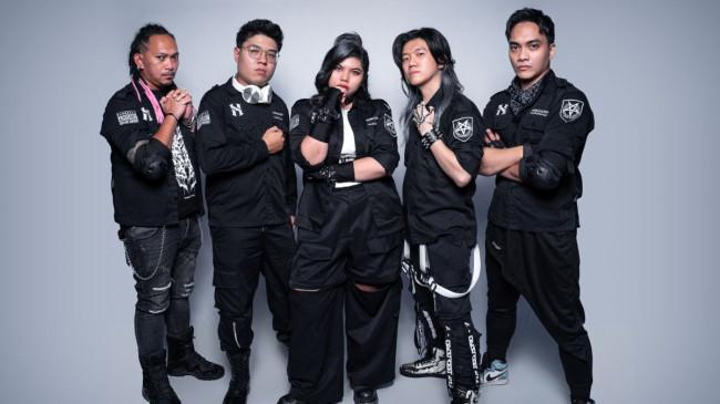 'Crown of the Emperor' Suara Perlawanan Party at Eden terhadap Standar Sosial yang Mengekang