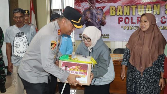 Peduli Sesama, Polres Ciamis Bantu Warga yang Rumahnya Rusak akibat Pergeseran Tanah