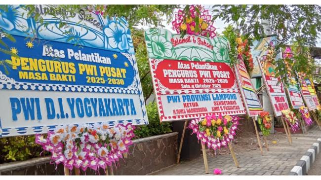 Pelantikan Pengurus PWI Pusat 2025-2030, Monumen Pers Solo Kebanjiran Karangan Bunga