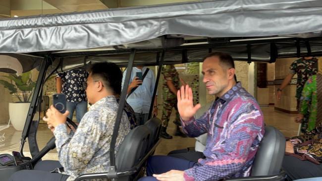 Pakai Batik, Kandidat Pelatih Timnas Indonesia Timur Kapadze Salat Jumat di Masjid Istiqlal
