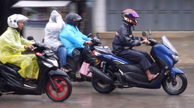 Tips Memilih Jas Hujan yang Tepat untuk Hadapi Derasnya Musim Penghujan, Ponco Bukan Pilihan Tepat