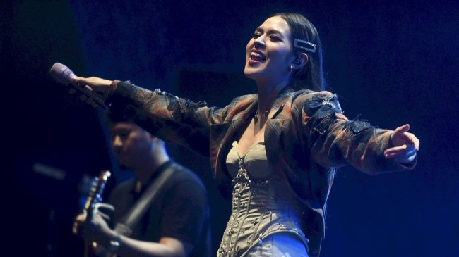 Kunci Gitar Lagu Pengganti Aku - Raisa, Viral TikTok: namun Ada yang Lucu, Dia Mirip Sekali Denganku