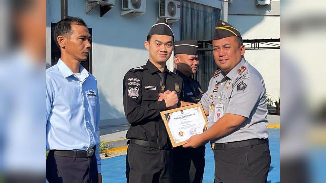 Dua Petugas Imigrasi Entikong Gagalkan Penyelundupan WNI ke Malaysia 