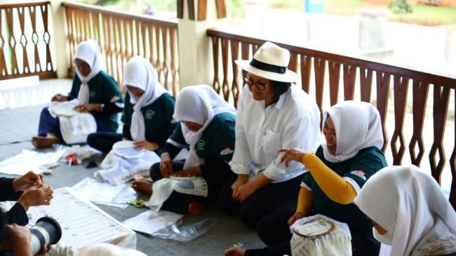 Sulaman Tapis Perempuan Desa Lampung Dorong Ekonomi Kreatif Berbasis Tradisi