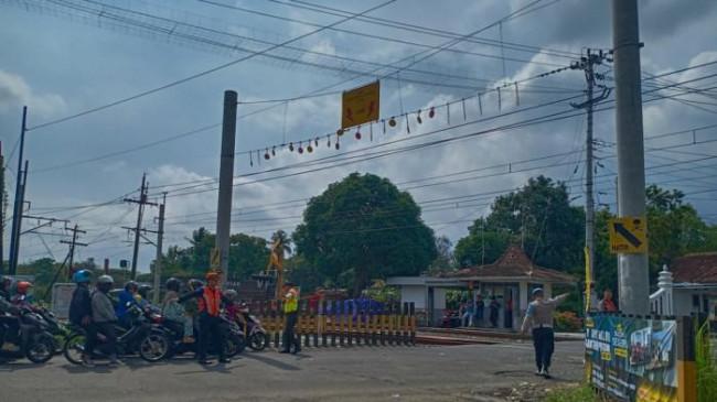 Sebelum Kecelakaan, Saksi Tak Dengar Suara Palang Pintu Perlintasan KA di Prambanan