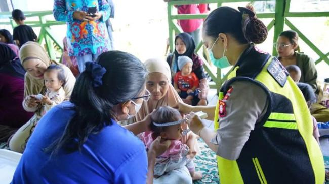 RS Bhayangkara Polda Kalteng Beri Layanan Kesehatan Gratis lewat Posyandu Keliling