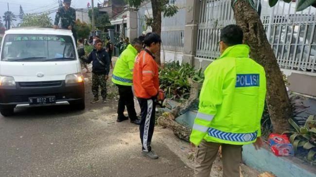 Polres Malang Sigap Bantu Warga Bersihkan 33 Rumah Rusak Akibat Angin Puting Beliung